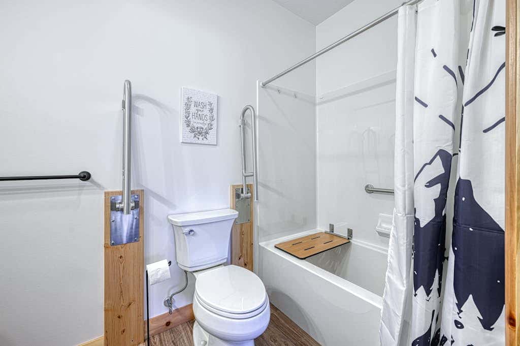Spacious 6BR Chalet - HOT TUB - McHenry