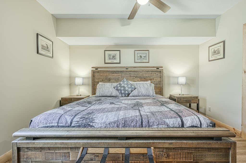 Spacious 6BR Chalet - HOT TUB - McHenry