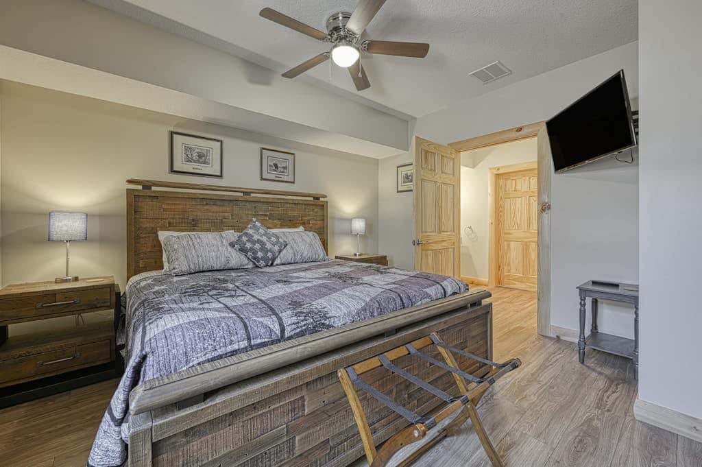 Spacious 6BR Chalet - HOT TUB - McHenry