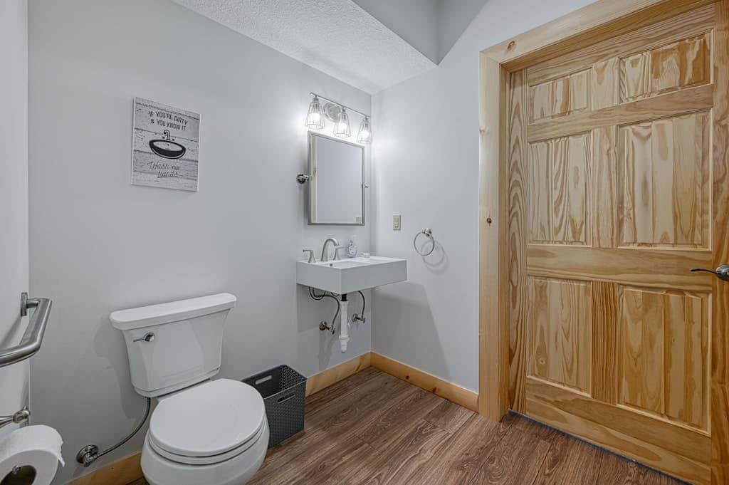 Spacious 6BR Chalet - HOT TUB - McHenry