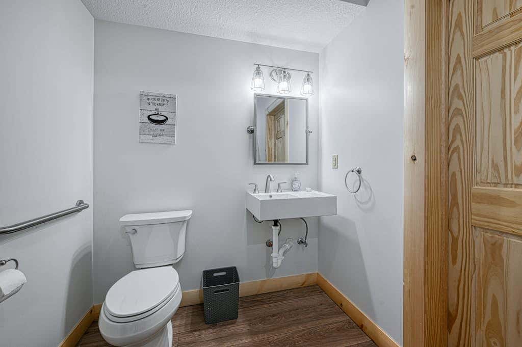 Spacious 6BR Chalet - HOT TUB - McHenry