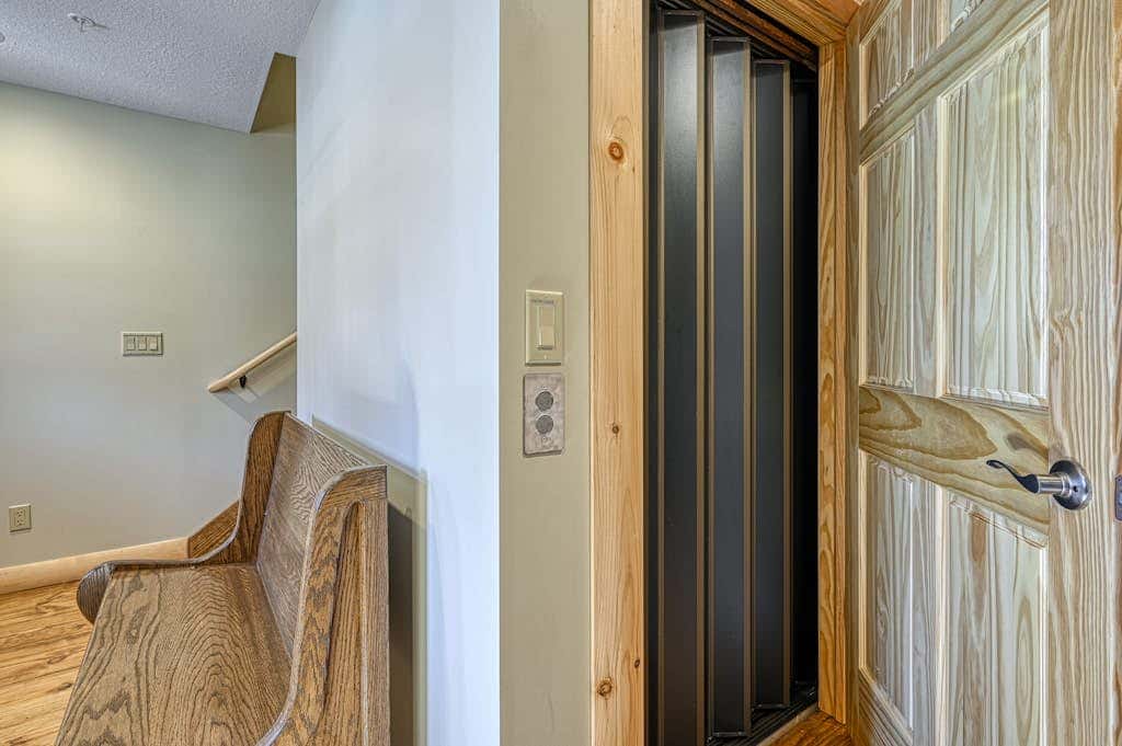 Spacious 6BR Chalet - HOT TUB - McHenry