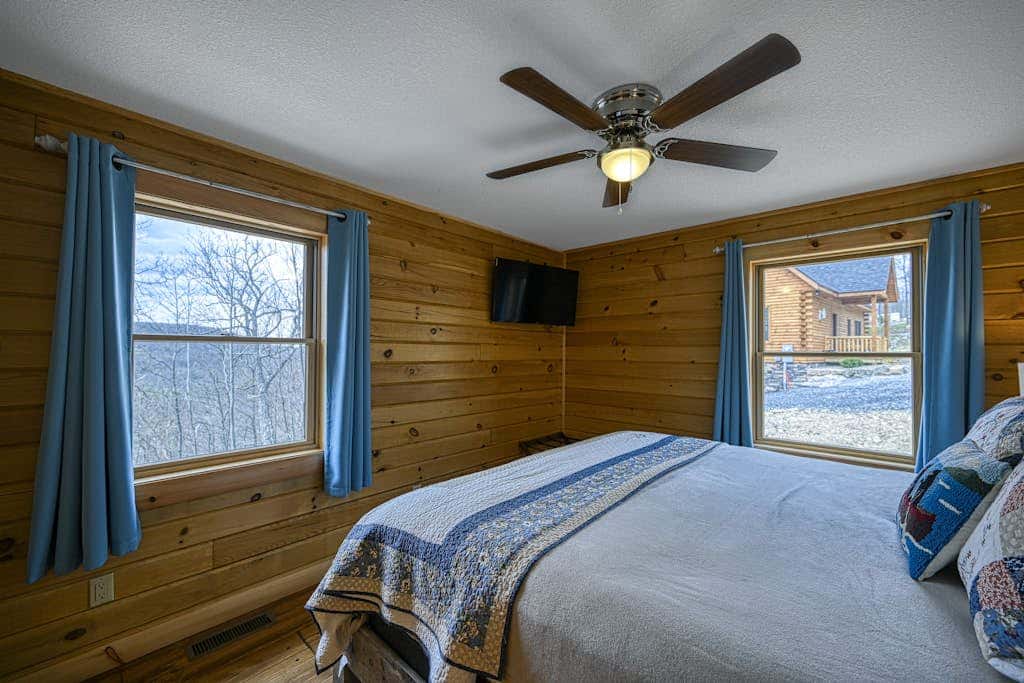 Spacious 6BR Chalet - HOT TUB - McHenry