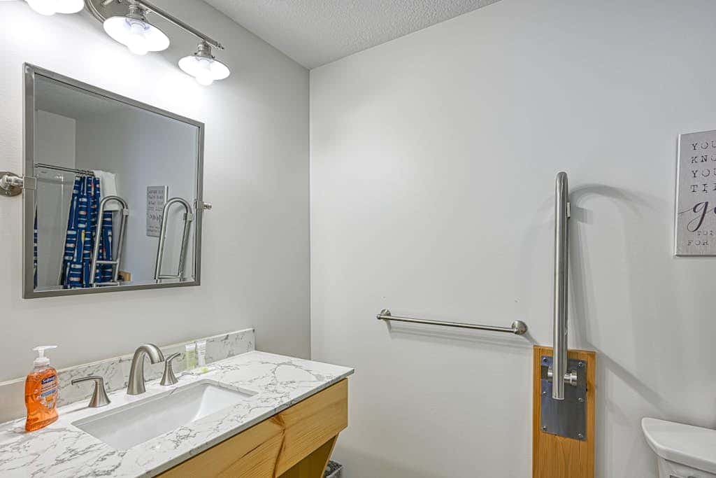 Spacious 6BR Chalet - HOT TUB - McHenry