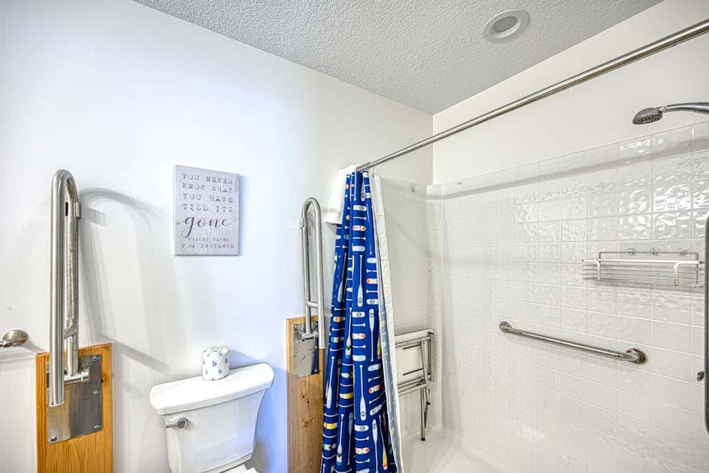 Spacious 6BR Chalet - HOT TUB - McHenry