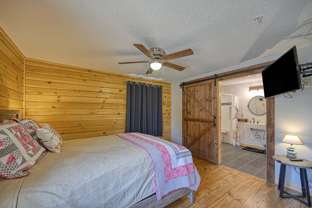 Spacious 6BR Chalet - HOT TUB - McHenry
