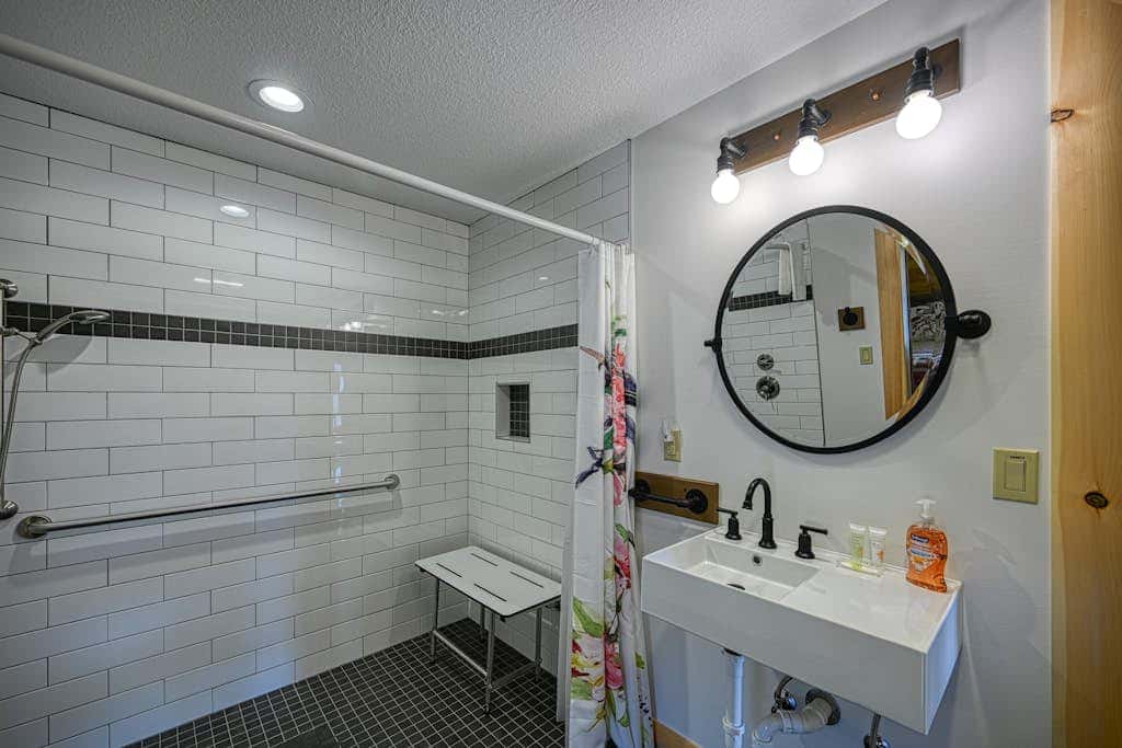 Spacious 6BR Chalet - HOT TUB - McHenry