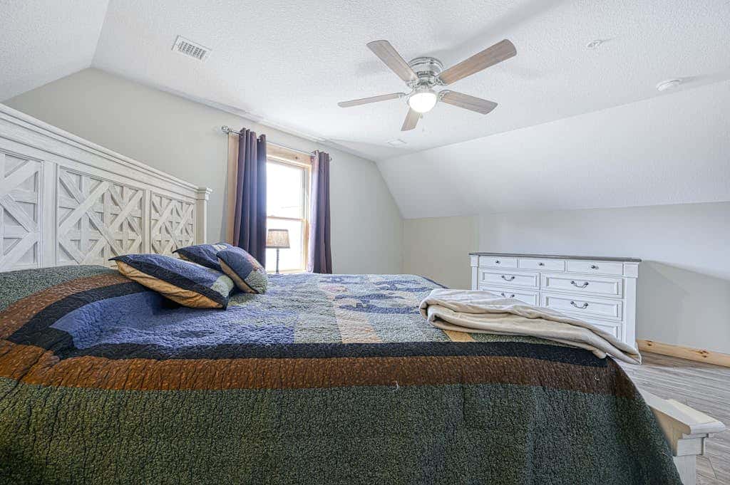 Spacious 6BR Chalet - HOT TUB - McHenry