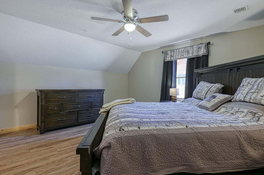 Spacious 6BR Chalet - HOT TUB - McHenry