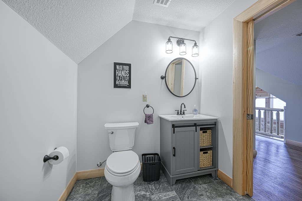 Spacious 6BR Chalet - HOT TUB - McHenry