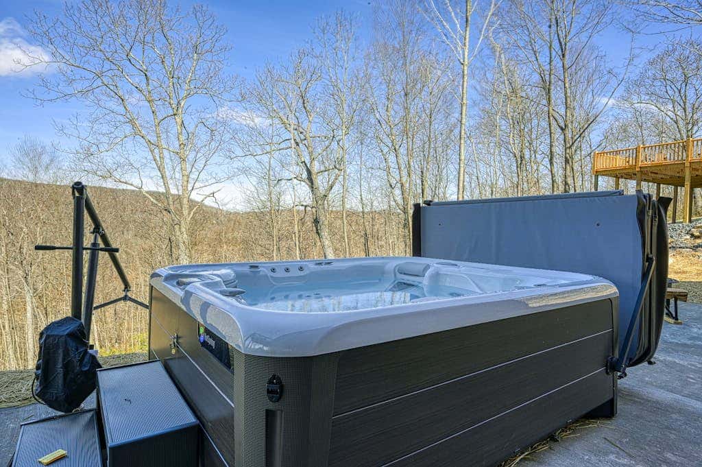 Spacious 6BR Chalet - HOT TUB - McHenry