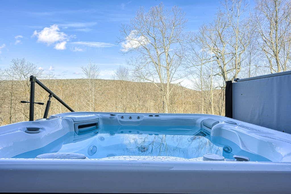 Spacious 6BR Chalet - HOT TUB - McHenry