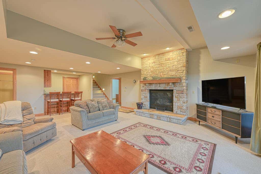 Spacious 5BR - HOT TUB - Lake & Mountain Views
