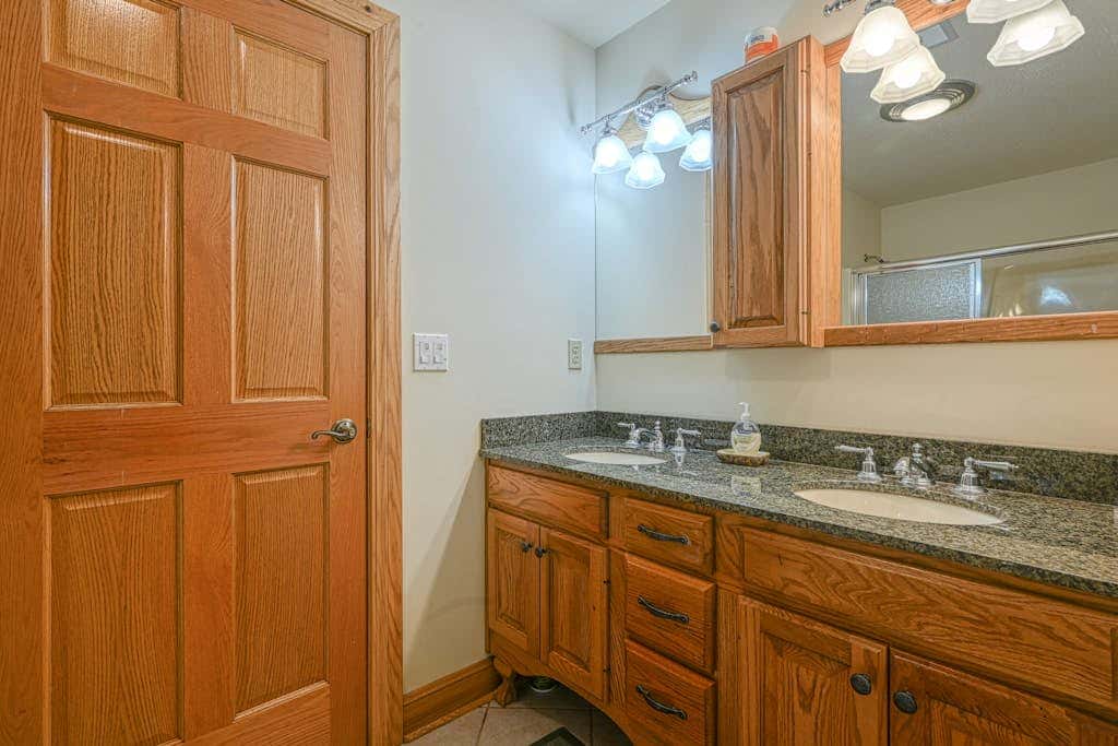 Spacious 5BR - HOT TUB - Lake & Mountain Views