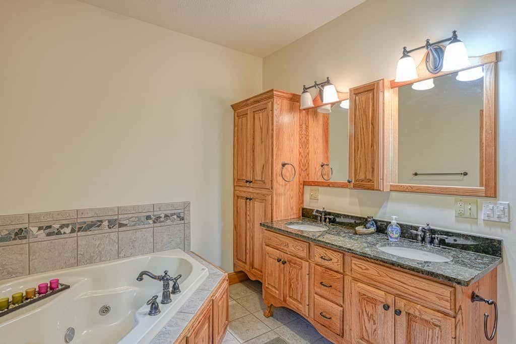 Spacious 5BR - HOT TUB - Lake & Mountain Views