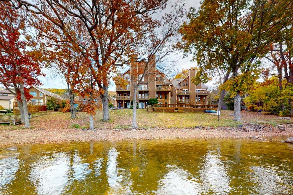 Charming 3BR Condo - LAKE VIEW - McHenry