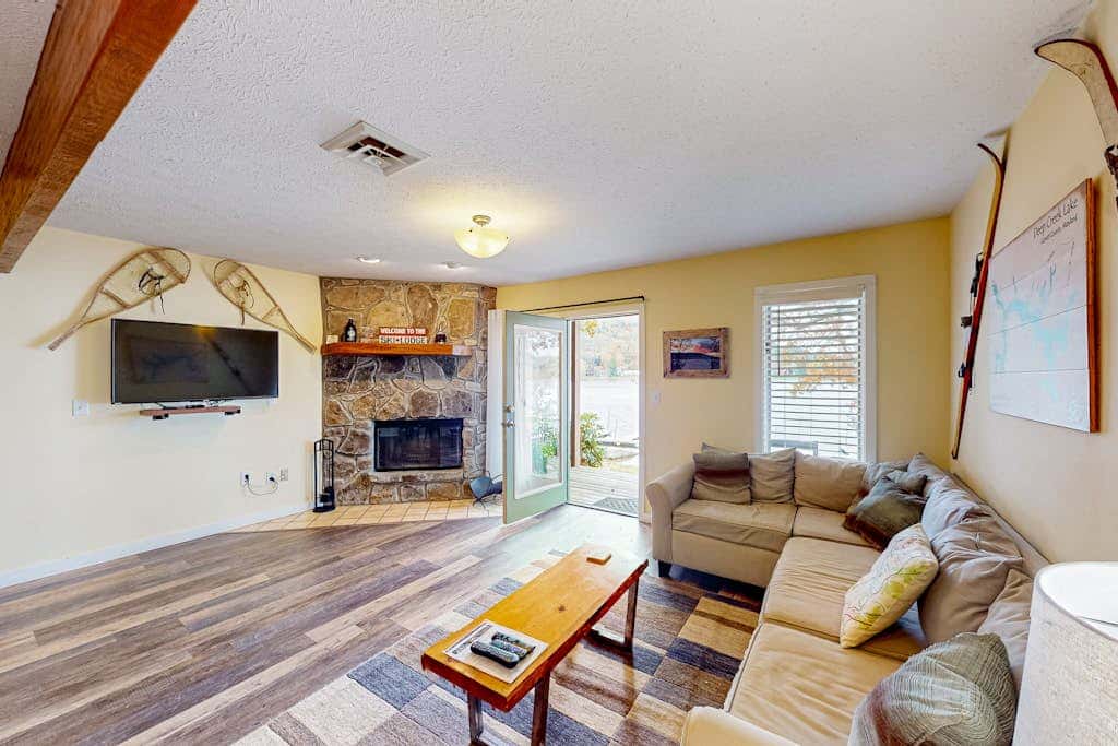 Charming 3BR Condo - LAKE VIEW - McHenry