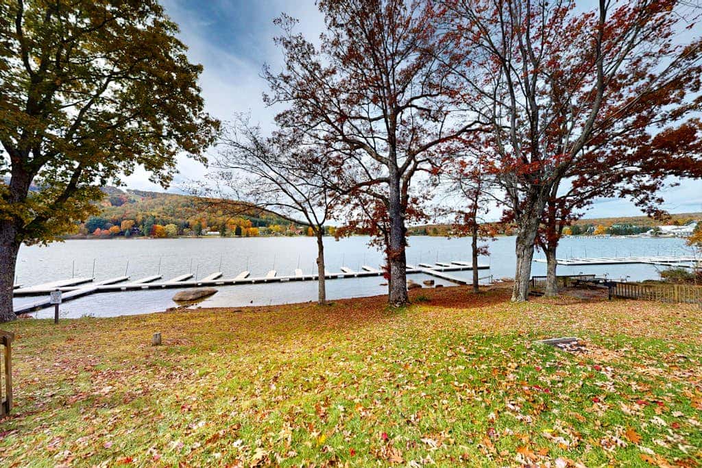 Charming 3BR Condo - LAKE VIEW - McHenry