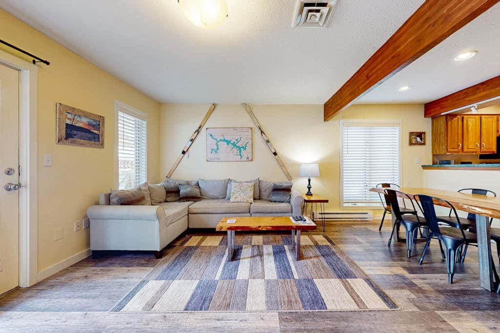 Charming 3BR Condo - LAKE VIEW - McHenry