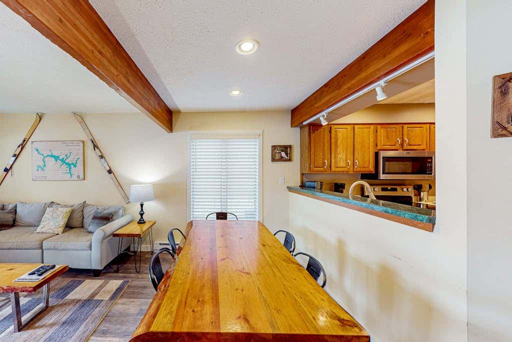 Charming 3BR Condo - LAKE VIEW - McHenry