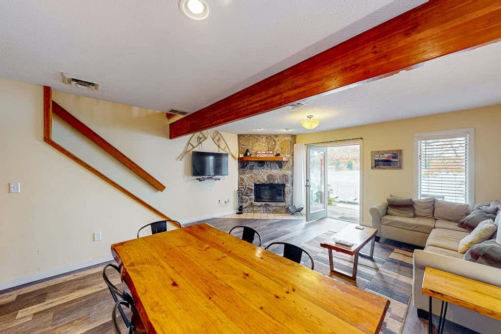 Charming 3BR Condo - LAKE VIEW - McHenry