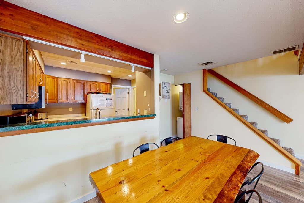 Charming 3BR Condo - LAKE VIEW - McHenry
