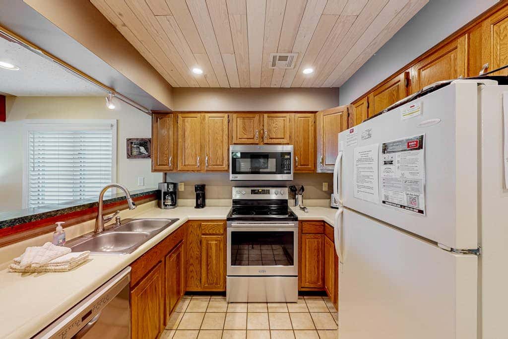 Charming 3BR Condo - LAKE VIEW - McHenry