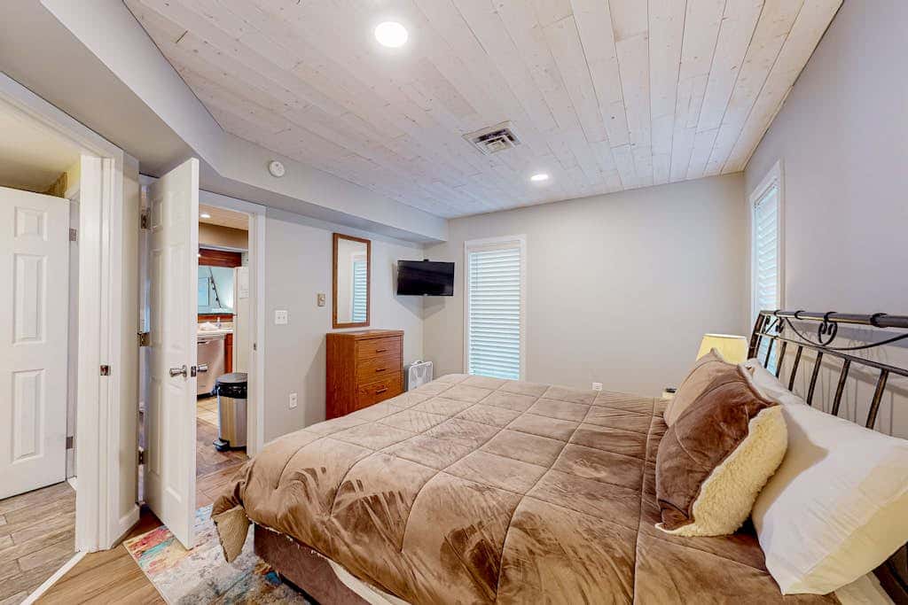 Charming 3BR Condo - LAKE VIEW - McHenry