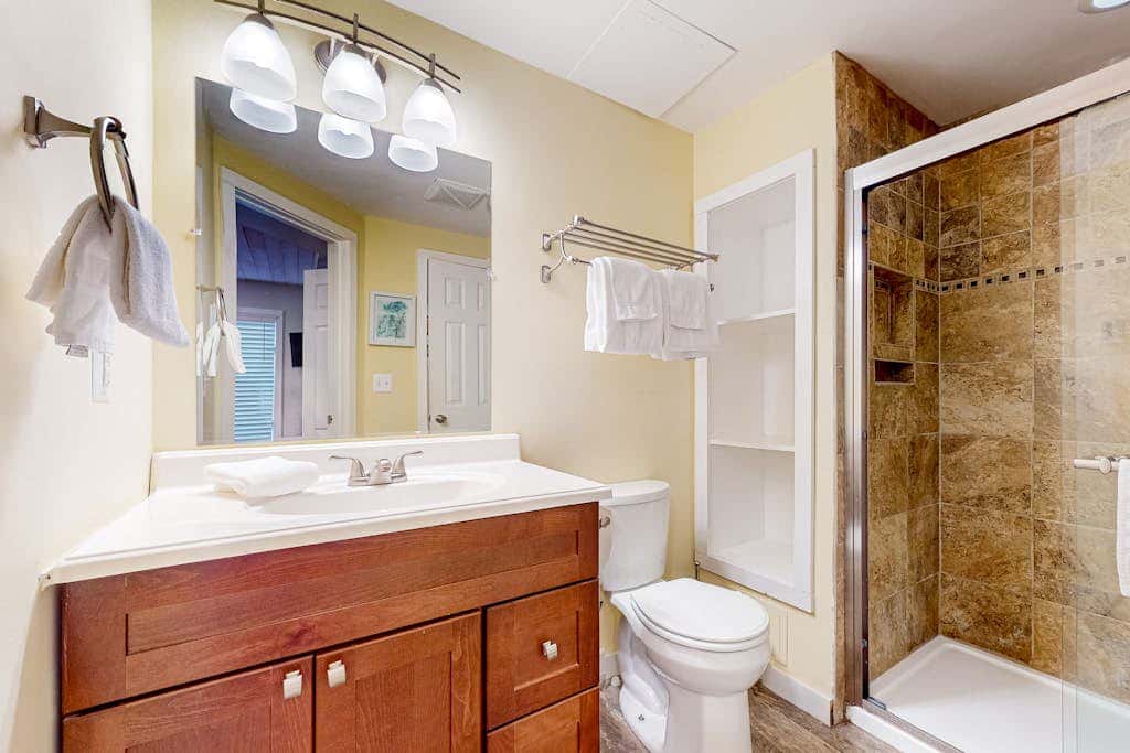 Charming 3BR Condo - LAKE VIEW - McHenry