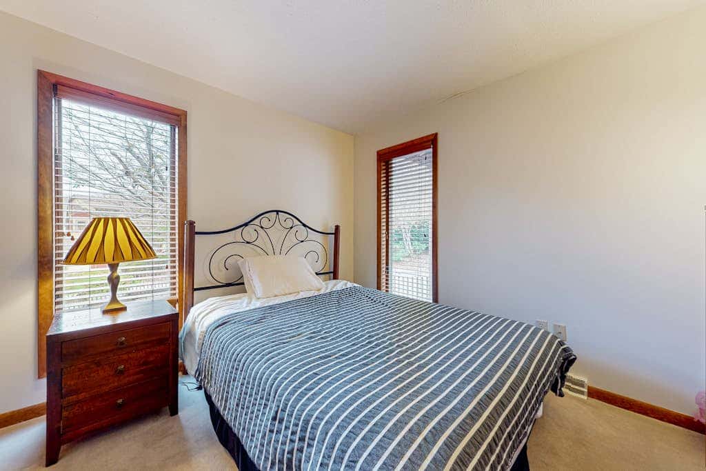 Charming 3BR Condo - LAKE VIEW - McHenry