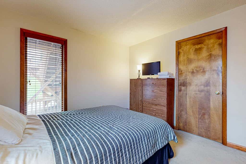 Charming 3BR Condo - LAKE VIEW - McHenry