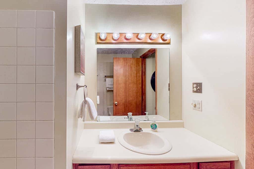 Charming 3BR Condo - LAKE VIEW - McHenry