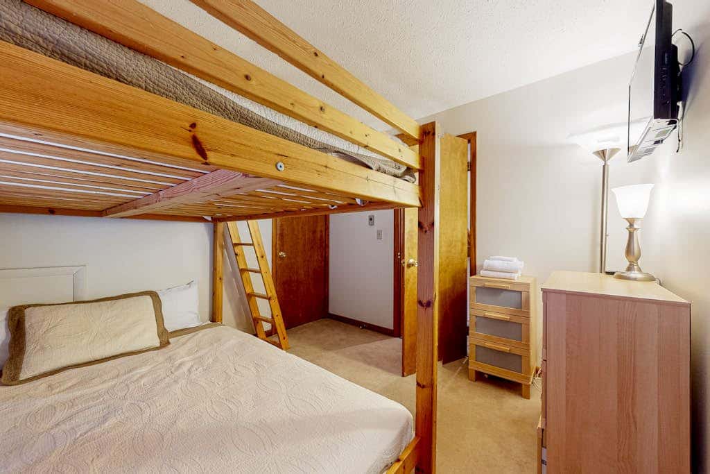 Charming 3BR Condo - LAKE VIEW - McHenry