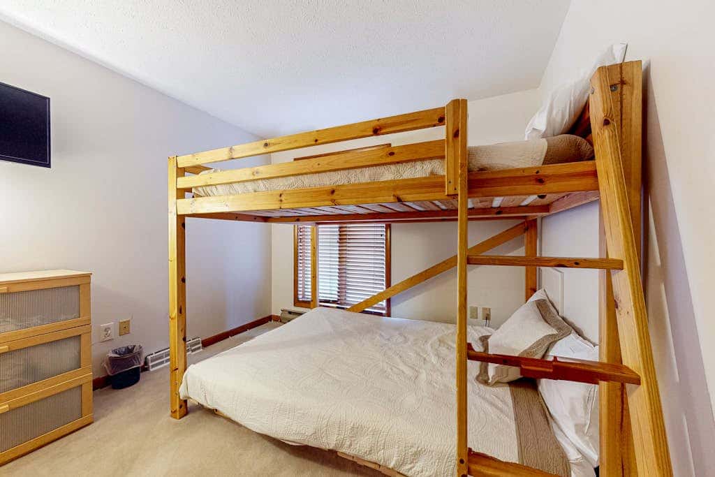 Charming 3BR Condo - LAKE VIEW - McHenry