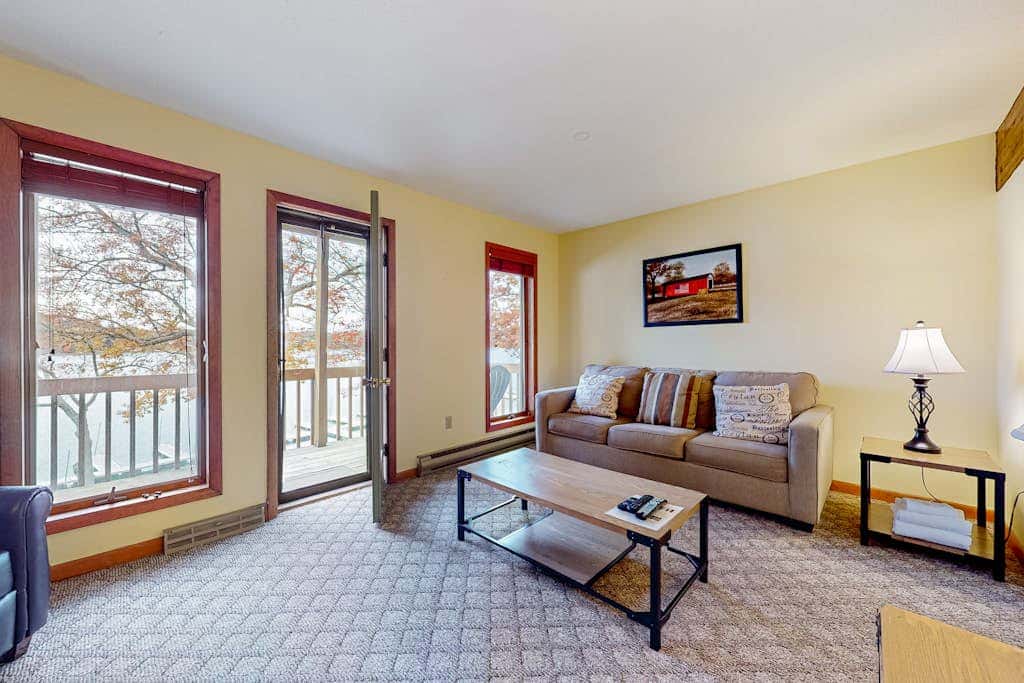 Charming 3BR Condo - LAKE VIEW - McHenry