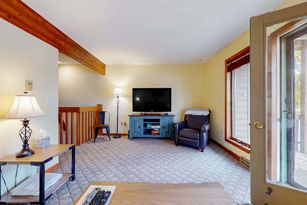 Charming 3BR Condo - LAKE VIEW - McHenry