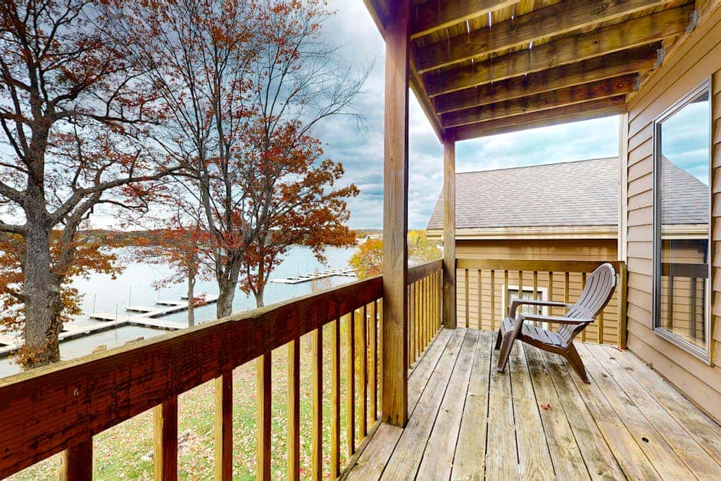 Charming 3BR Condo - LAKE VIEW - McHenry