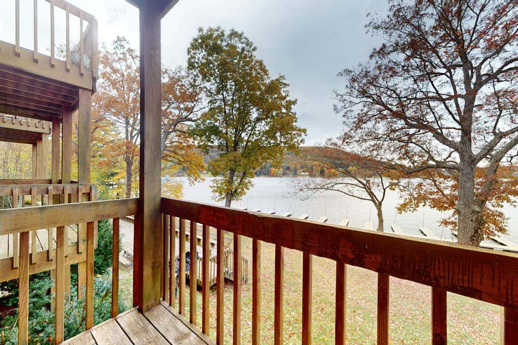 Charming 3BR Condo - LAKE VIEW - McHenry