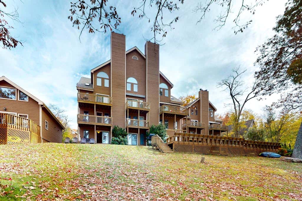 Charming 3BR Condo - LAKE VIEW - McHenry