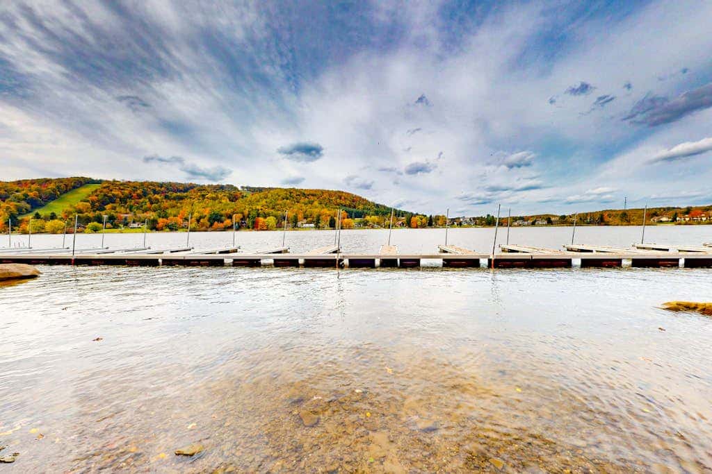 Charming 3BR Condo - LAKE VIEW - McHenry