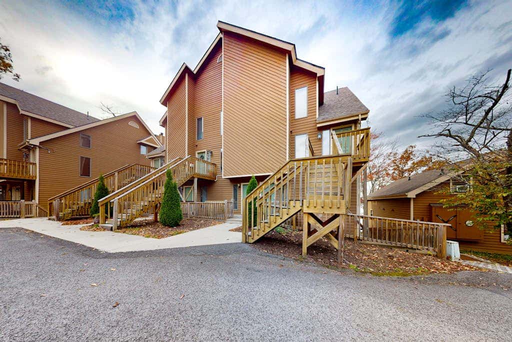 Charming 3BR Condo - LAKE VIEW - McHenry