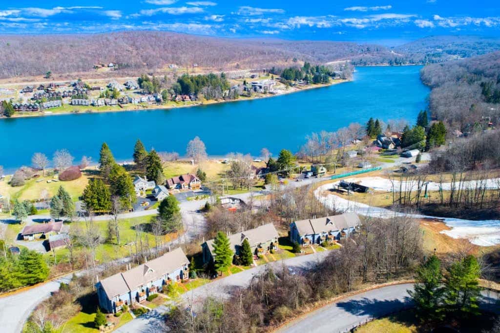 Charming 3BR Condo - LAKE VIEW - McHenry