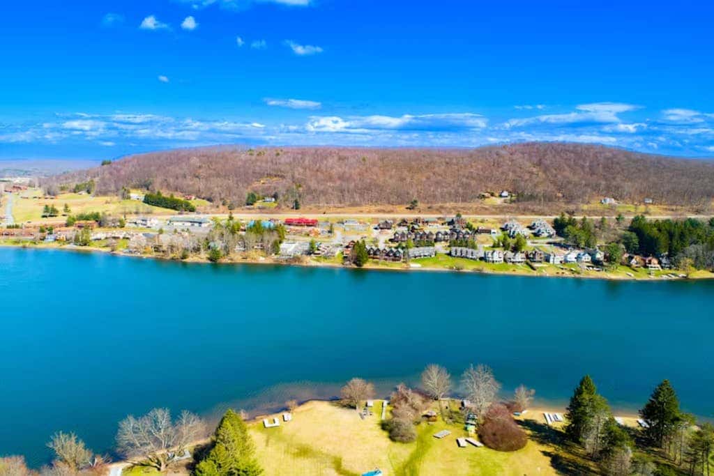 Charming 3BR Condo - LAKE VIEW - McHenry