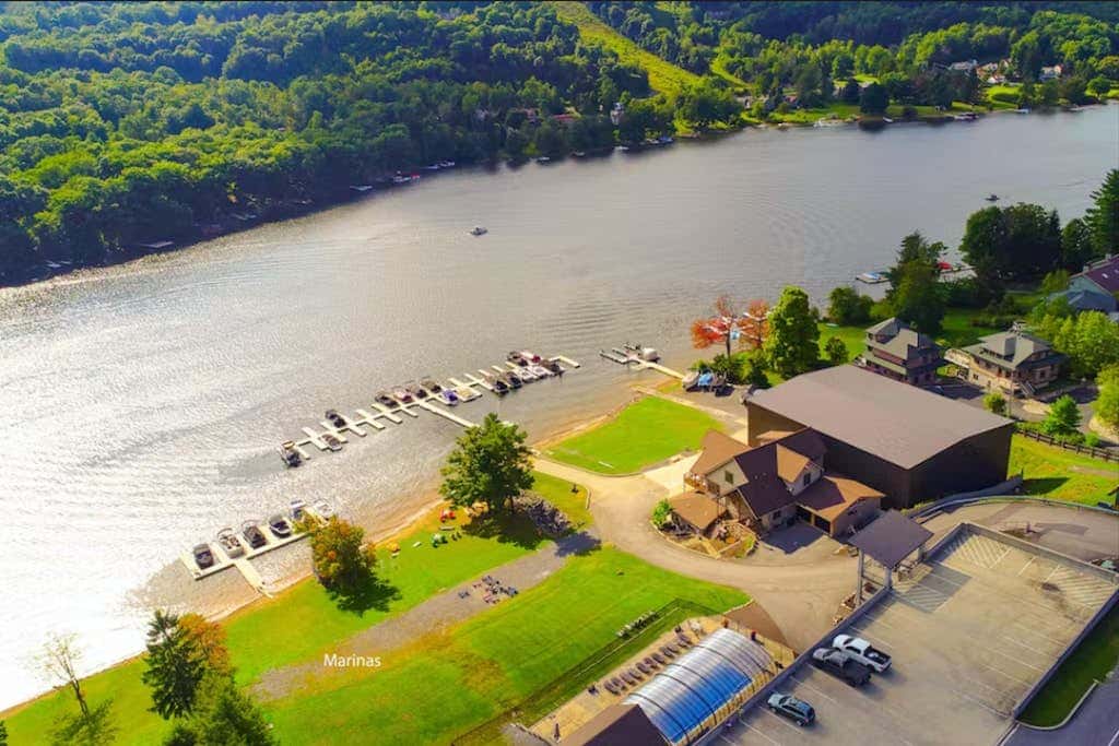 Charming 3BR Condo - LAKE VIEW - McHenry