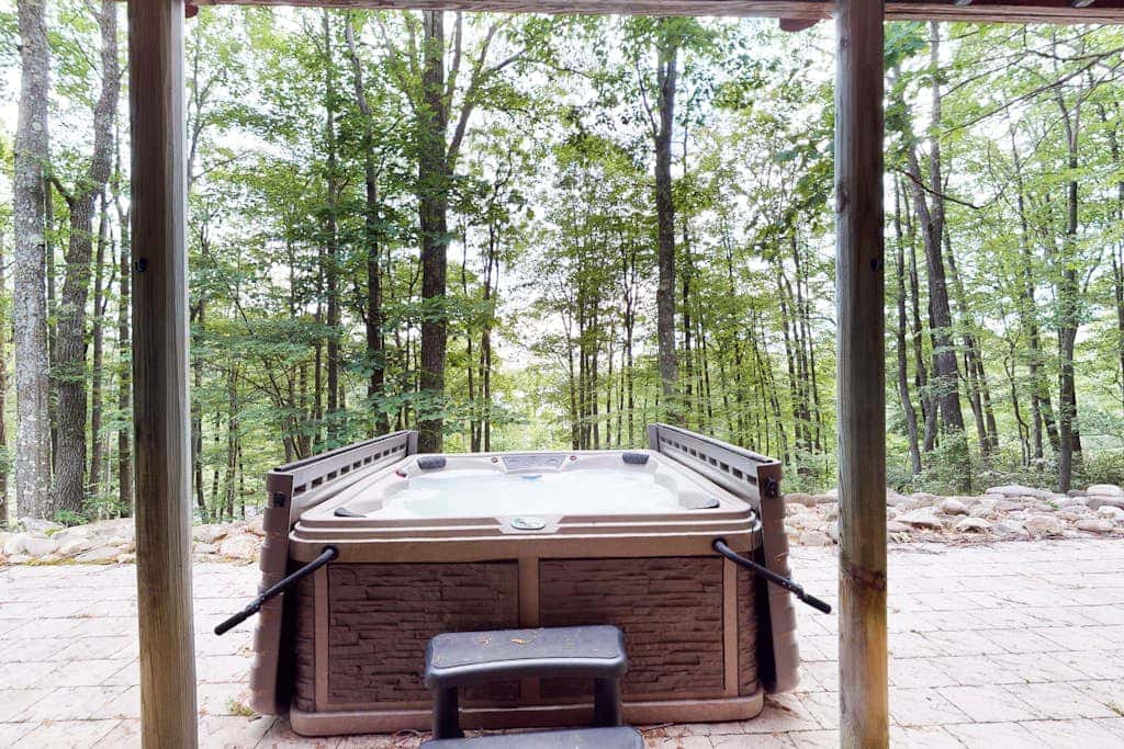 Rustic 3BR Cabin - HOT TUB - Lake View - Oakland