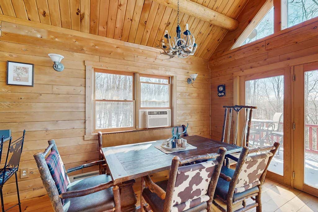 Rustic 3BR Cabin - HOT TUB - Lake View - Oakland