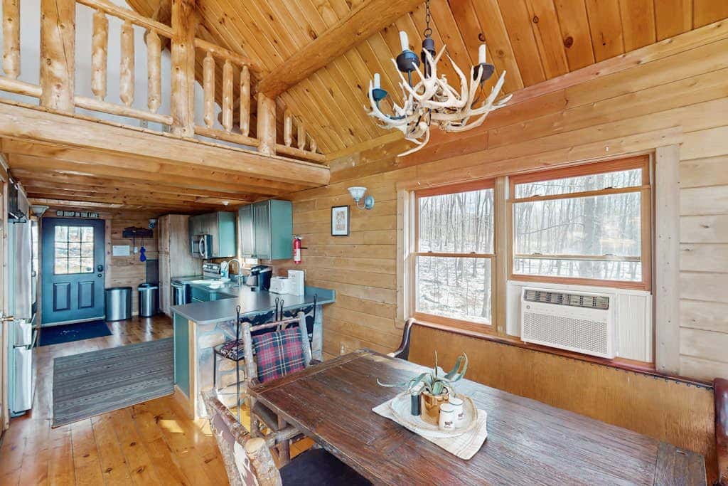 Rustic 3BR Cabin - HOT TUB - Lake View - Oakland