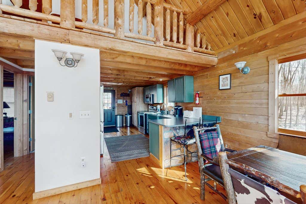 Rustic 3BR Cabin - HOT TUB - Lake View - Oakland