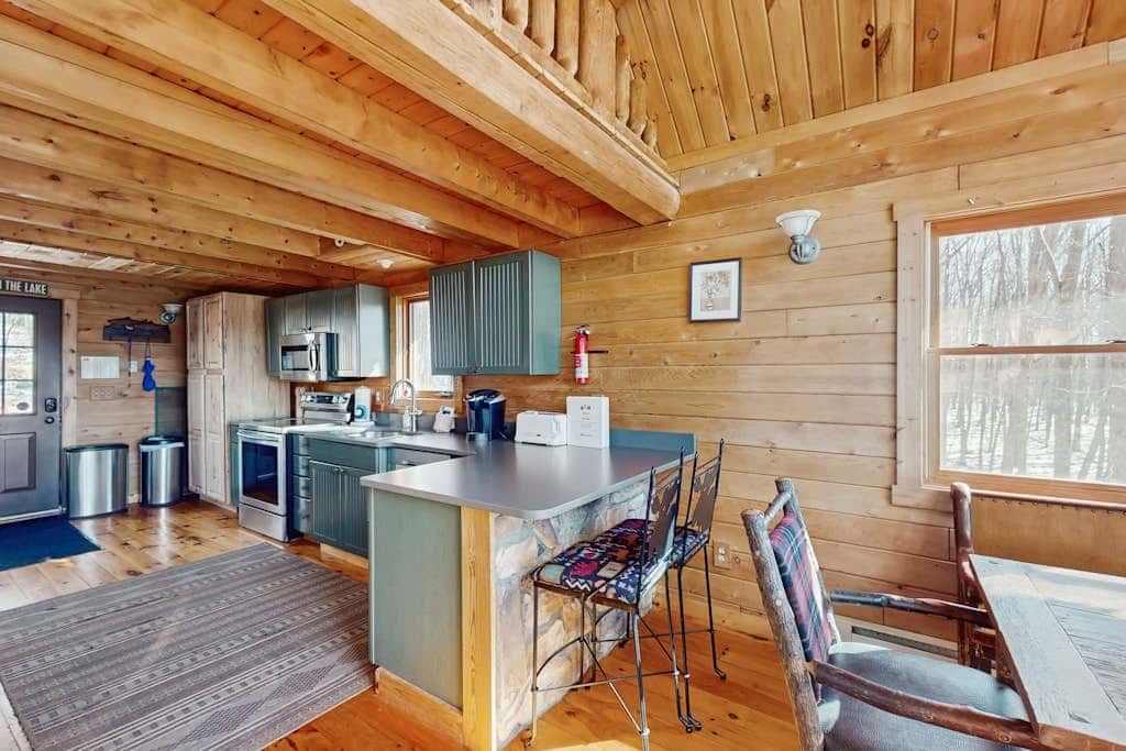Rustic 3BR Cabin - HOT TUB - Lake View - Oakland