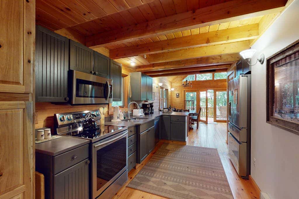 Rustic 3BR Cabin - HOT TUB - Lake View - Oakland